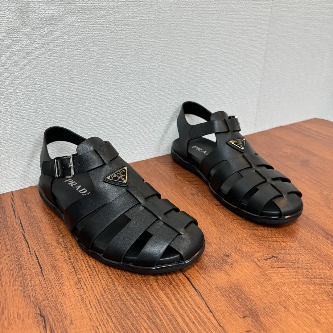 Batch 720 Prada/Prada men's counter simultaneously ships new rubber fisherman sandals! Made in Guangzhou, with a full calfskin upper, this sandal reinterprets vintage beach sandals with contemporary lines and details, and is made of rubber. It is also decorated with the Prada series' iconic enameled triangular metal logo, silver metal buckle closure, genuine leather insole, white classic logo logo, and thin rubber sole for excellent foot comfort. Size: 39-40-41-42-43-44-45 Leather shoe size Item number: 2X3119 Black cowhide